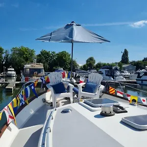Traditional Boat Botel Thorpe (Surrey)