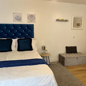 Private Studio Outhouse Near Heathrow- Free Parking Apartment Hayes (Greater London)