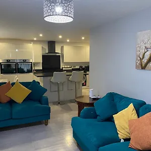 Modern 2 Bedroom Flat With Sky Tv & Free Parking Apartment Dagenham